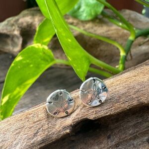 925 Sterling Silver earrings Ear Stud sand dollar NWOT